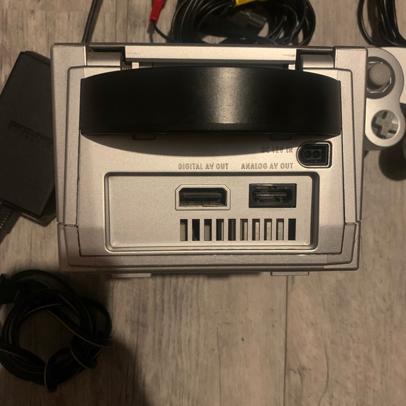 Nintendo GameCube Silver Console DOL-101 w/ Controller & Cables - Picture 9 of 10